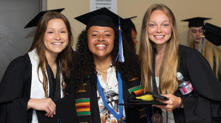 三个东北大学的学生毕业后摆姿势